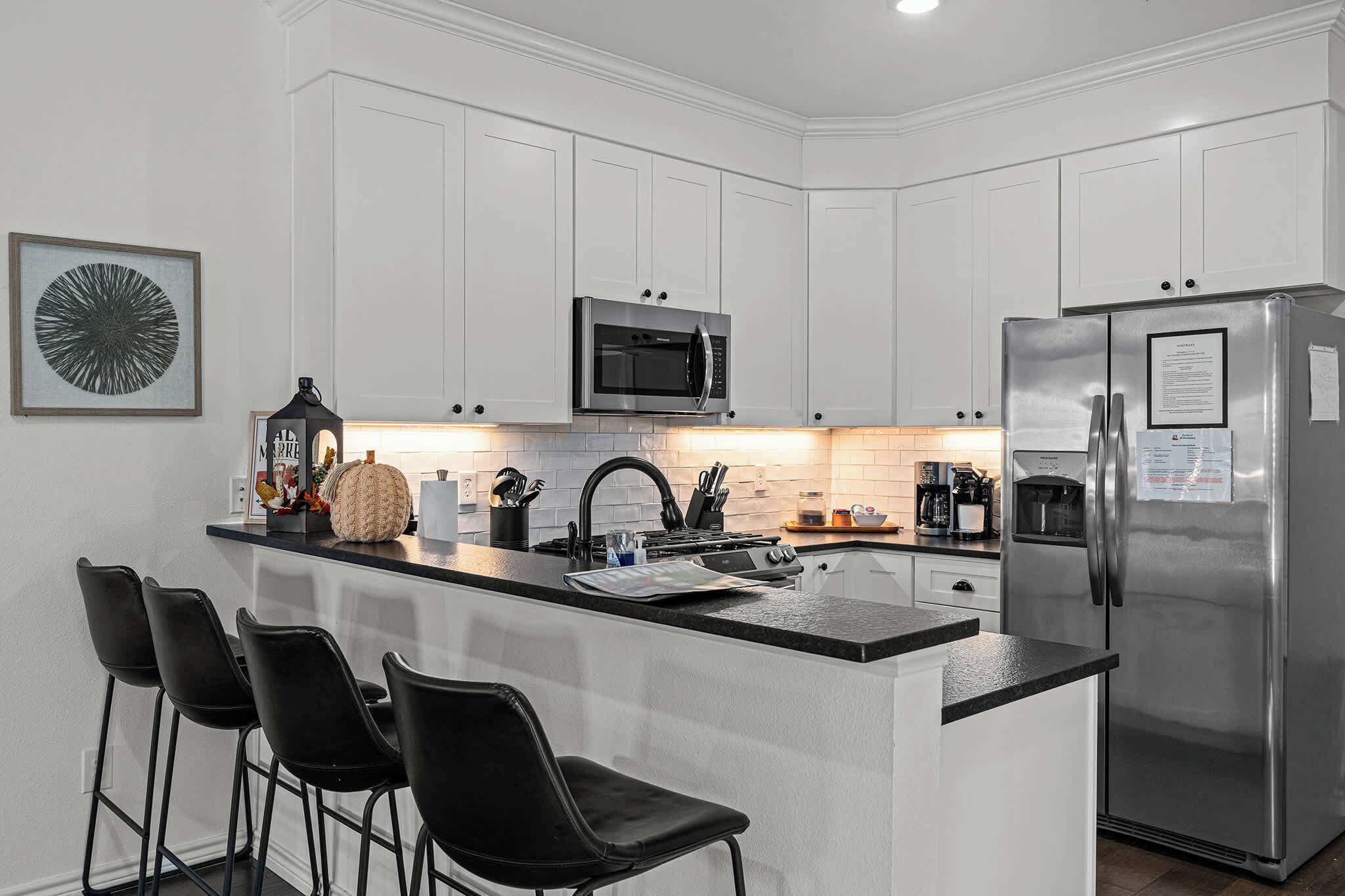 Kjøleskap, mikrobølgeovn, ovn og kokeplater