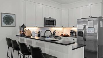 Refrigerador, microondas, horno, placa de cocina