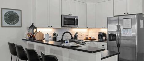 Kjøleskap, mikrobølgeovn, ovn og kokeplater