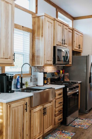 Réfrigérateur, micro-ondes, plaque de cuisson, cafetière/bouilloire