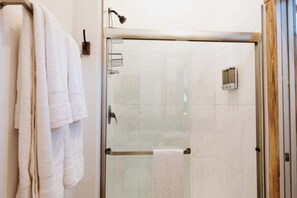 シャワー、ヘアドライヤー、タオル、シャンプー