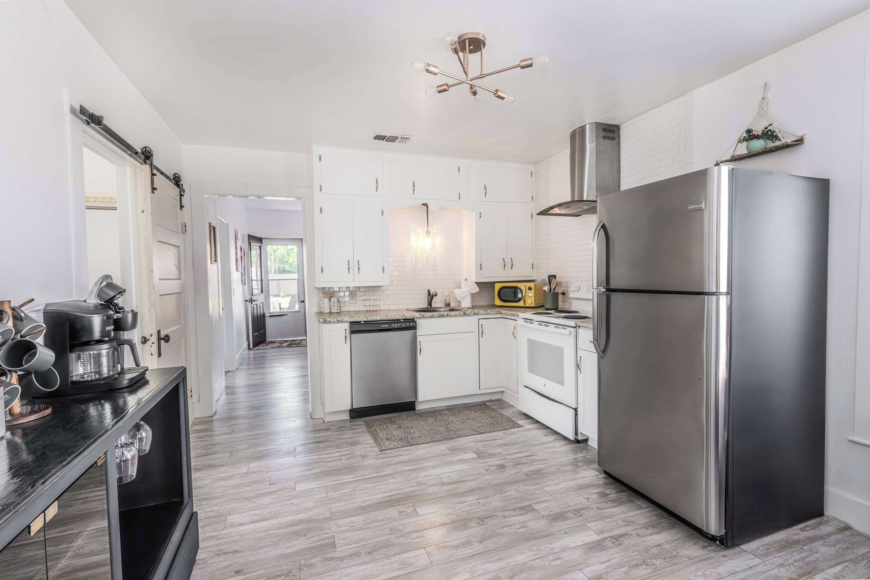 冷蔵庫、電子レンジ、オーブン、コンロ