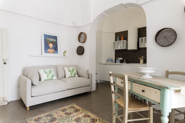 Appartement, 1 chambre | Aire de séjour | Téléviseur de 30 po avec télévision par satellite