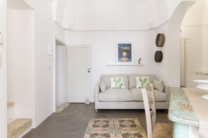 Appartement, 1 chambre | Aire de séjour | Téléviseur de 30 po avec télévision par satellite