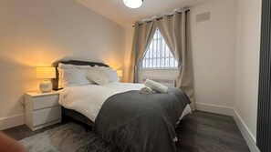 2 bedrooms, iron/ironing board, free WiFi, bed sheets - Apartment - Sleeps 6 - City Base - District Line (Dagenham)