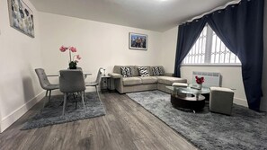 Living area - Apartment - Sleeps 4 - City Base - District Line (Dagenham)