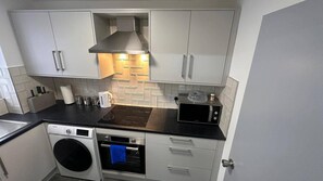 Fridge, microwave, oven, stovetop - Apartment - Sleeps 6 - City Base - District Line (Dagenham)