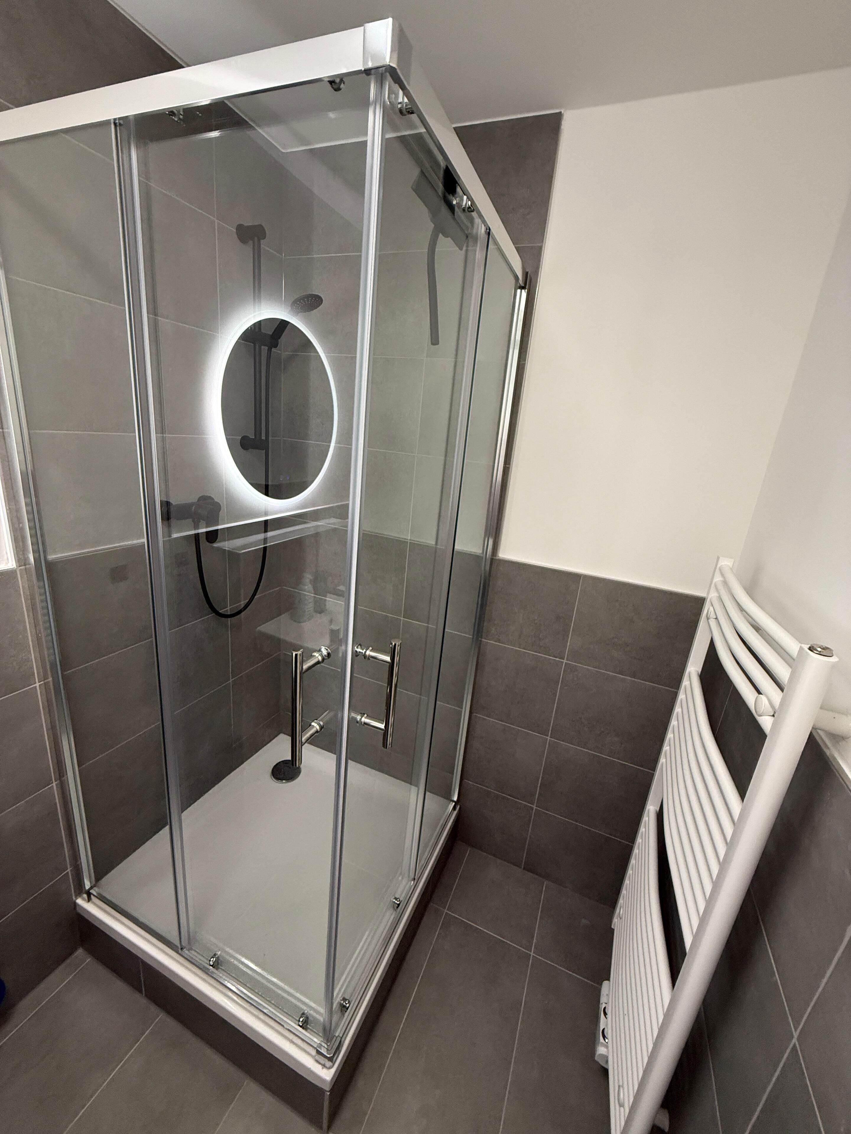 Dusche, Whirlpool, Haartrockner, Handtücher