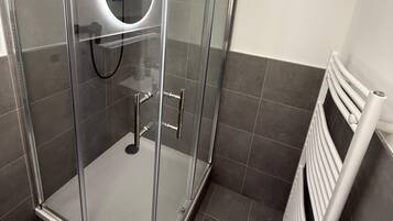 Dusche, Whirlpool, Haartrockner, Handtücher