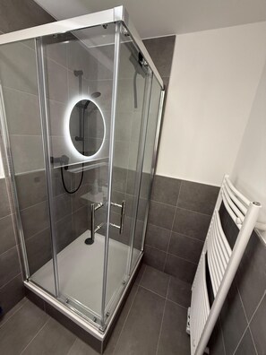 Dusche, Whirlpool, Haartrockner, Handtücher