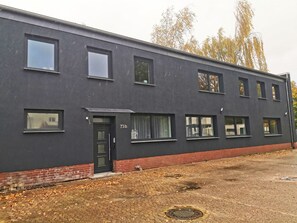 Exterior - Modern apartment - central and comfortable, 24h check-in, parking lot (Braunschweig)