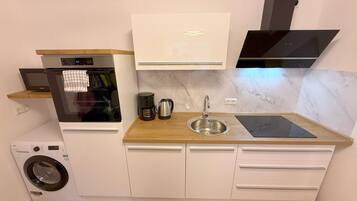 KĂŒhlschrank, Mikrowelle, Ofen, Herdplatte