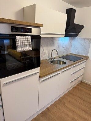 Réfrigérateur, micro-ondes, four, plaque de cuisson