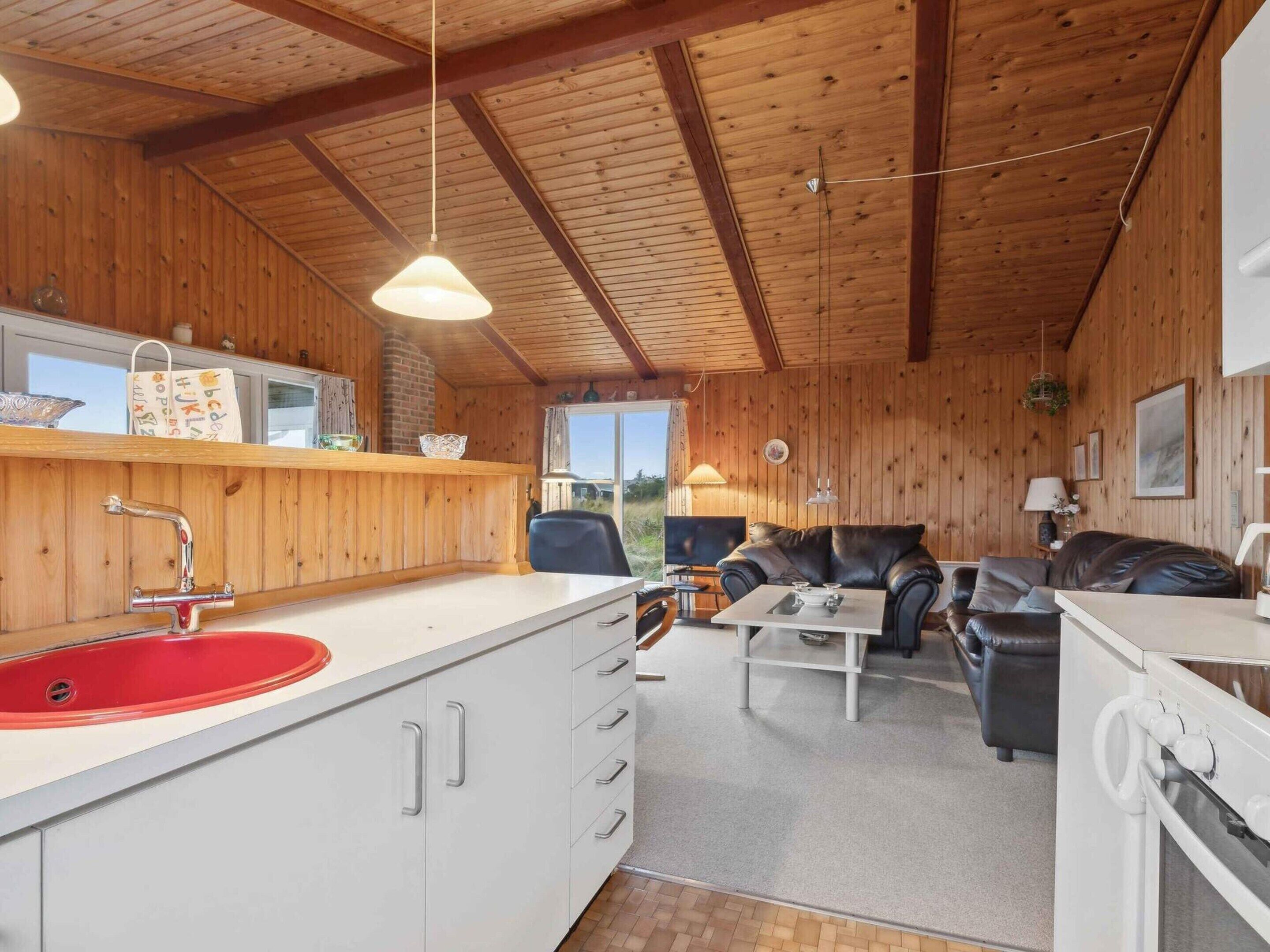Ein gemütliches Blockhausschlafzimmer mit Küche, Essbereich und Wohnbereich.