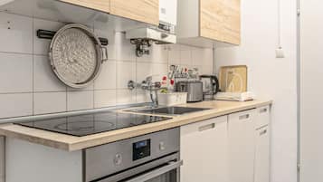 Kühlschrank, Mikrowelle, Ofen, Herdplatte