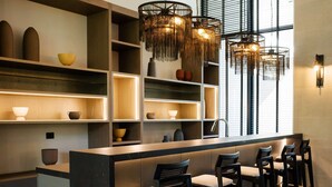 A modern kitchen with a central island, bar stools, and pendant lighting. - Modern 1BR Urban Oasis in Providencia | Chic Stay (Providencia)