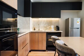 Kjøleskap, mikrobølgeovn, ovn og kokeplater