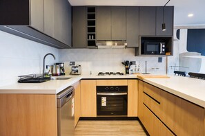 Kühlschrank, Mikrowelle, Ofen, Herdplatte