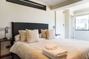 2 bedrooms, iron/ironing board, WiFi, bed sheets - Chic 2BR Suite Vitacura | Steps From Everything (Las Condes)
