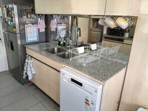 Geladeira, micro-ondas, fogão, cooktop