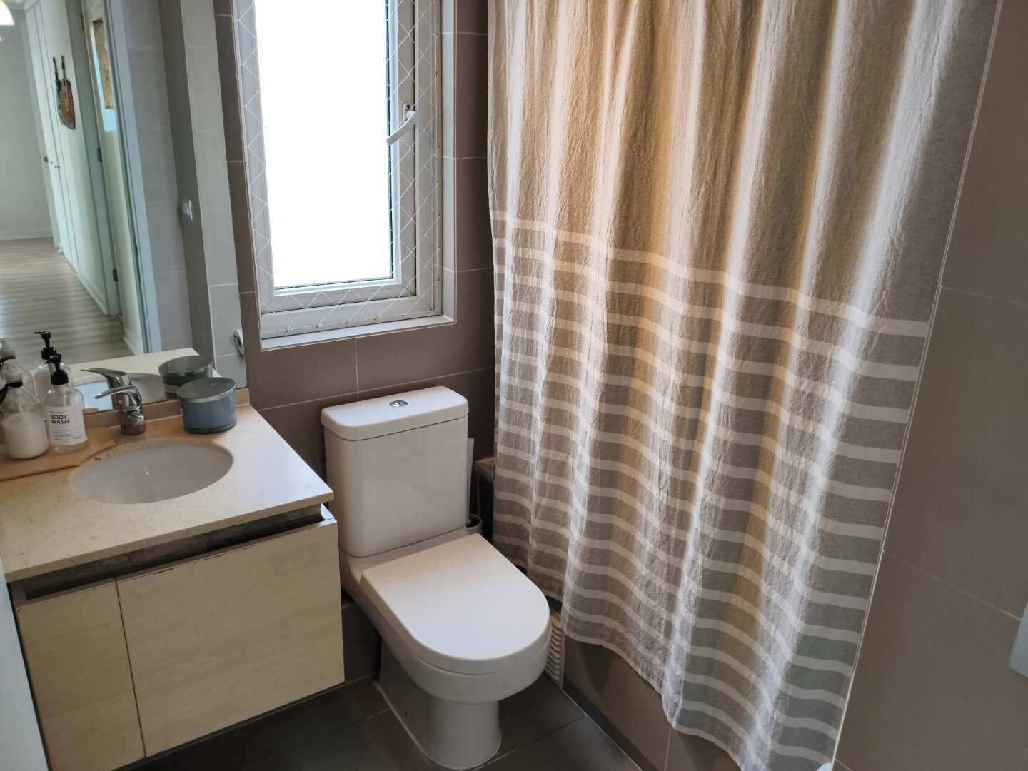 Een douche, een haardroger, handdoeken