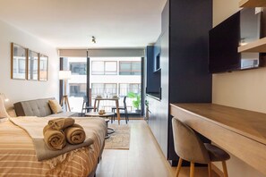 Tabla de planchar con plancha, wifi y ropa de cama 