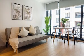 Televisión y oficina 