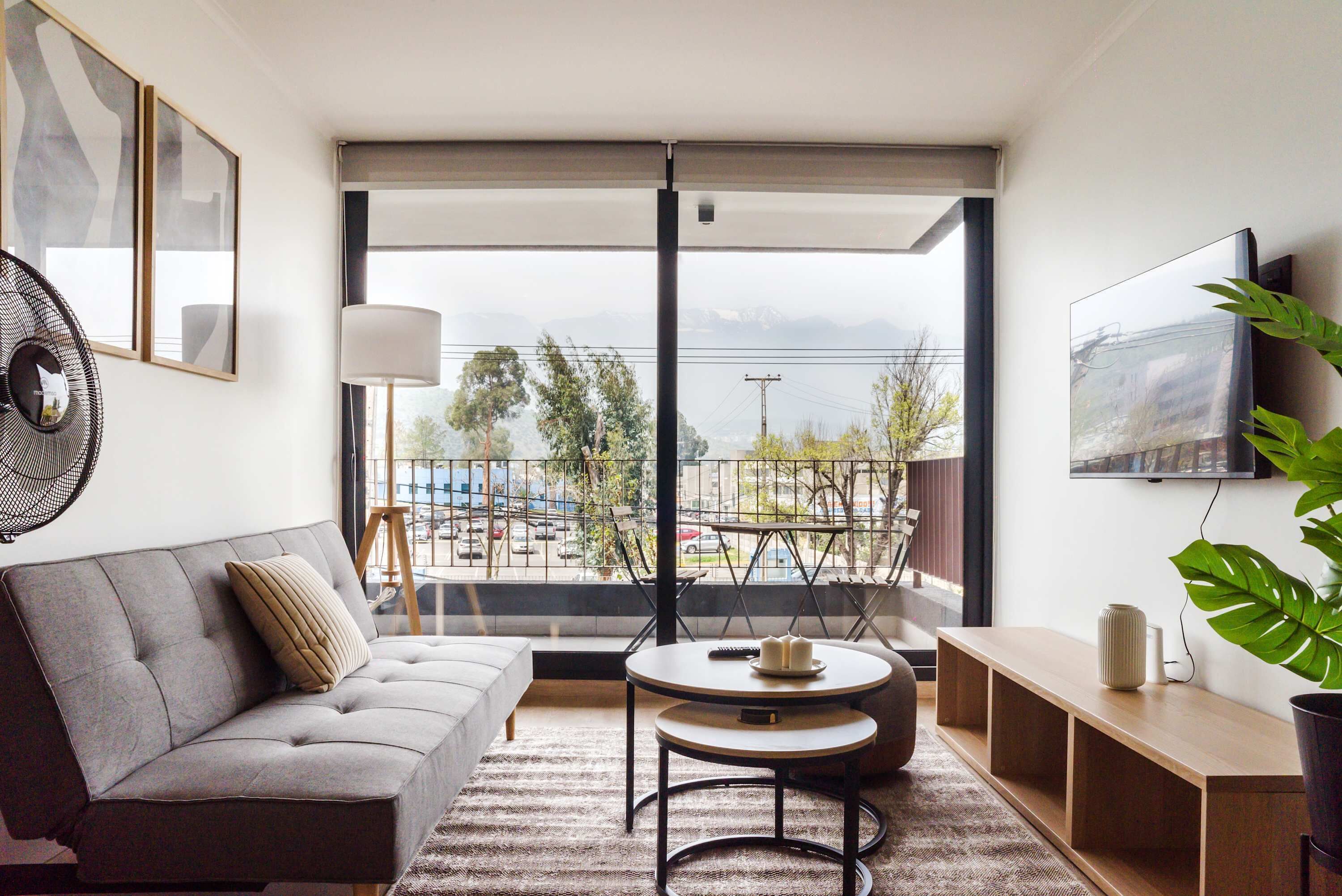 Televisión y oficina 