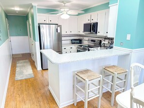 Kjøleskap, mikrobølgeovn, ovn og kokeplater