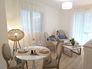 Comfort Apartment | Ruang tamu | 43 inci televisyen skrin rata dengan digital 