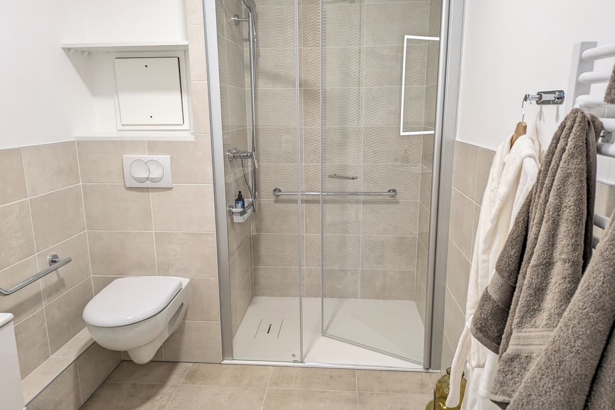 Appartement Classique | Chambres insonorisées, fer et planche à repasser