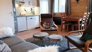 Living area - Studio for 4 People With Large Terrace Facing East/south, Beautiful Mountain View (Uvernet-Fours)
