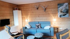 Living area - Studio for 4 People With Large Terrace Facing East/south, Beautiful Mountain View (Uvernet-Fours)