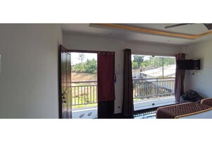 Habitación Deluxe doble | Zona de estar | Televisión LED de 32 pulgadas con canales digitales