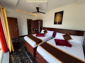 Deluxe Double Room | Premium bedding, Select Comfort beds, in-room safe, desk - Glass House Retreat (Valparai)