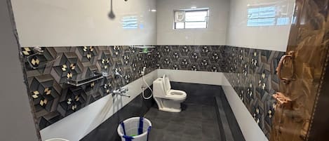 Chambre Deluxe double | Salle de bain | Articles de toilette (gratuits), serviettes fournies, savon, shampooing