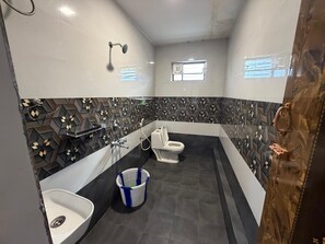 Free toiletries, towels, soap, shampoo - Glass House Retreat (Valparai)