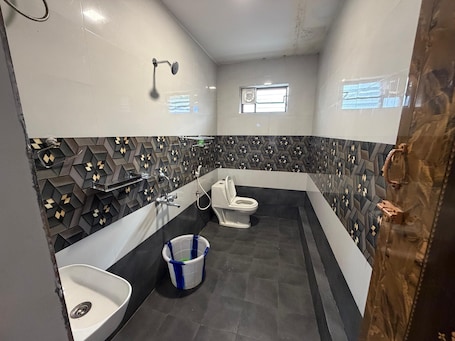 Deluxe Double Room | Bathroom | Free toiletries, towels, soap, shampoo. Glass House Retreat