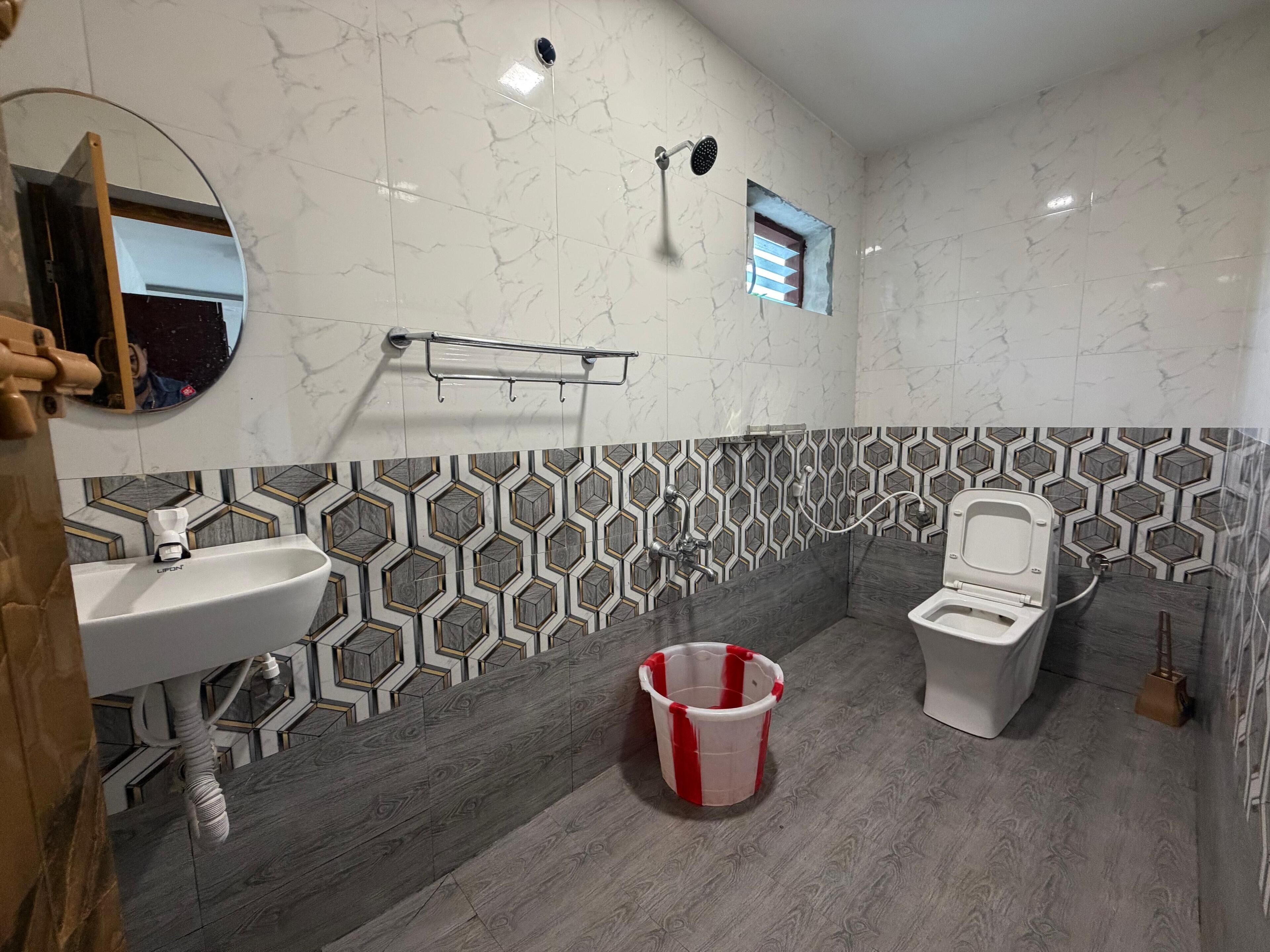 Deluxe Double Room | Bathroom | Free toiletries, towels, soap, shampoo