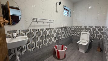 Deluxe Double Room | Bathroom | Free toiletries, towels, soap, shampoo