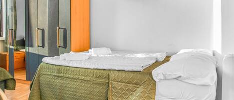 1 slaapkamer, een strijkplank/strijkijzer, reisbedje, wifi