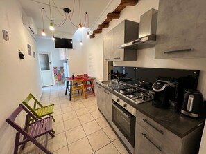 Frigorifero, microonde, forno, piano cottura