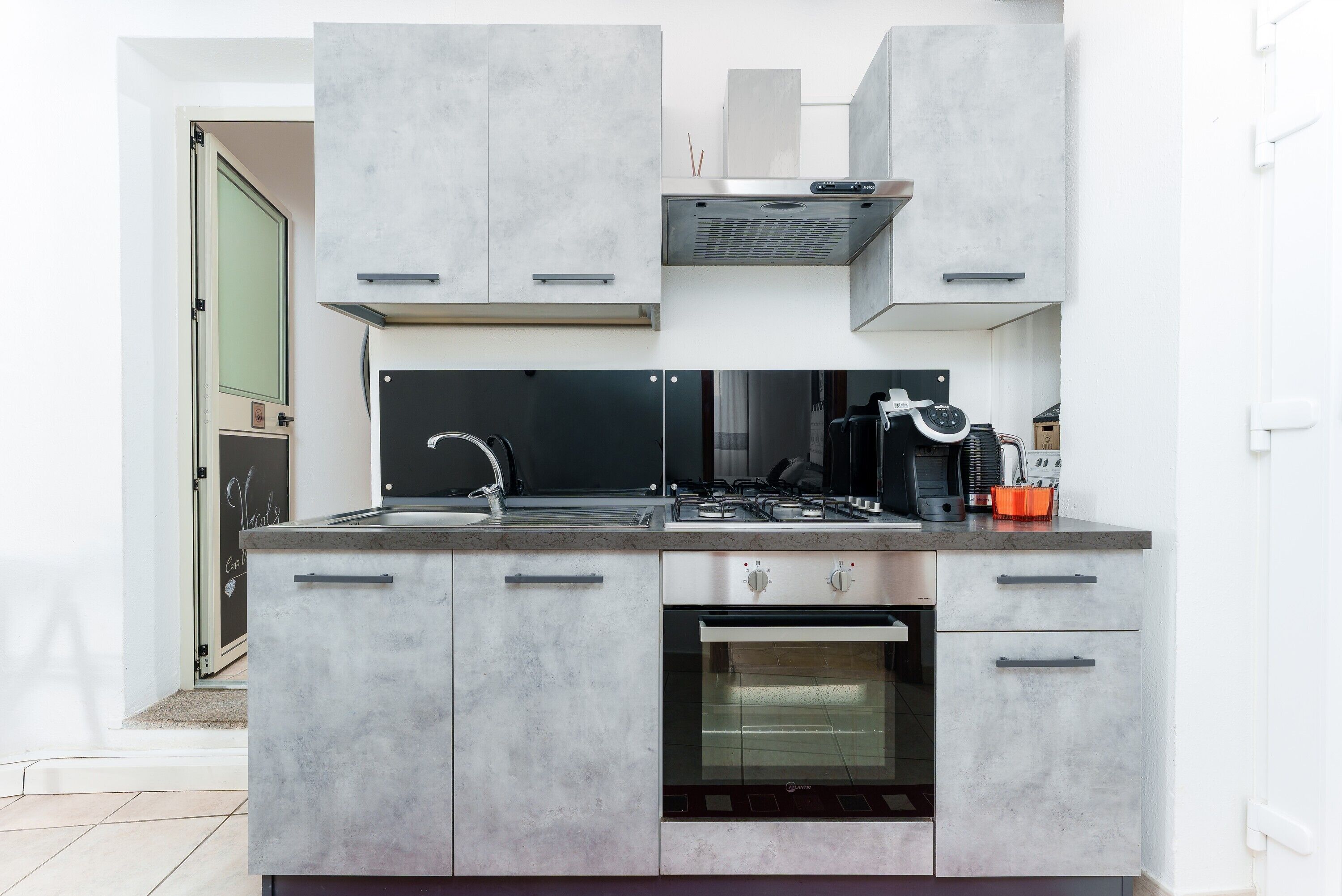 Frigorifero, microonde, forno, piano cottura