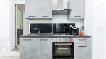 Frigorifero, microonde, forno, piano cottura