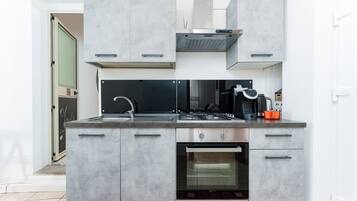 Frigorifero, microonde, forno, piano cottura