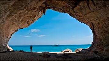 Una spiaggia nelle vicinanze