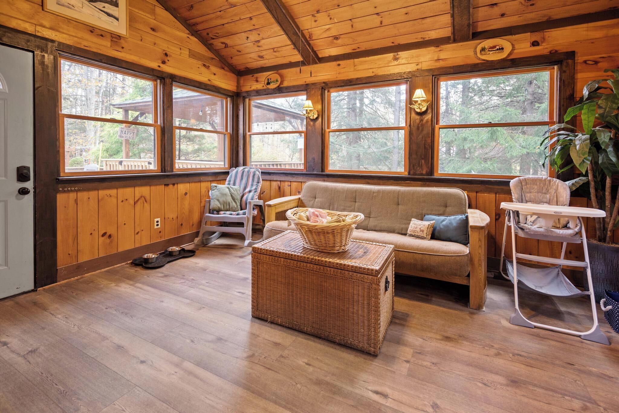 TV connectée, cheminée, jeux vidéo, livres