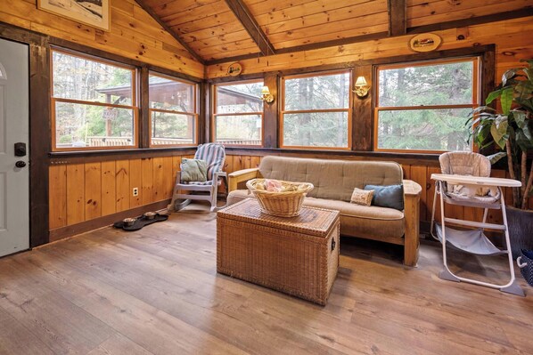 Smart TV, fireplace, video games, books - ‼️Relaxing Pocono Stay Near Lake w/ Hot Tub & BBQ (Monroe County)