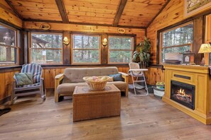 Smart TV, fireplace, video games, books - ‼️Relaxing Pocono Stay Near Lake w/ Hot Tub & BBQ (Monroe County)