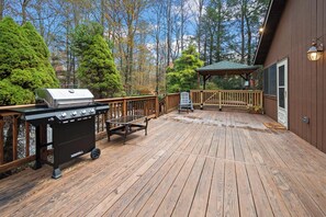 Terrace/patio - ‼️Relaxing Pocono Stay Near Lake w/ Hot Tub & BBQ (Monroe County)